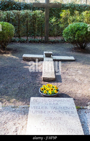 Dachau, Bayern, Deutschland. - 28. März 2016. Grab mit der Asche von denen getötet in das KZ Dachau. Stockfoto