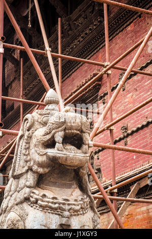 Unterstützung eines der vielen Bauwerke in 2015 Erdbeben beschädigt umgibt Gerüst Satz bis zu eine kunstvoll geschnitzte Statue. Kathmandu Durbar Square. Stockfoto