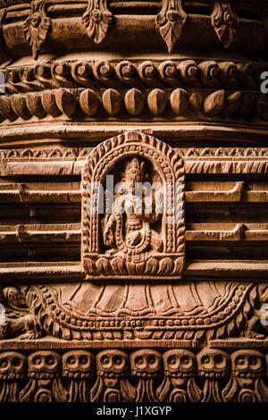 Detail einer kunstvoll geschnitzten hölzernen Spalte einer der Tempel in Kathmandu Durbar Square. Stockfoto