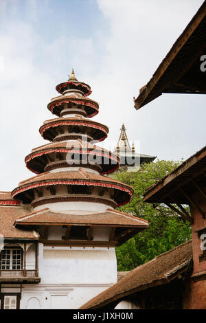 Runde, mehrstufiges Tower in nasale Chowk mit Taleju Tempel nur sichtbar im Hintergrund. Kathmandu Durbar Square. Stockfoto