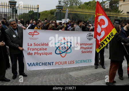 Paris, Frankreich. 22. April 2017. Zwei Aktivisten tragen das Banner von der Société Française de Physique und der European Physical Society für den Marsch für die Wissenschaft. Ein paar hundert Menschen nahmen an der 2017 Earth Day in Paris unter dem Motto "Marsch für die Wissenschaft". Es war Teil eines weltweiten Tages, in vielen Städten auf der ganzen Welt statt. Bildnachweis: Michael Debets/Pacific Press/Alamy Live-Nachrichten Stockfoto