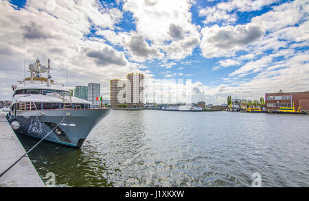 Hafen von Antwerpen. Yacht auf dem Hintergrund der Häuser. Belgien Stockfoto