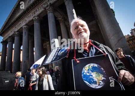 Rom, Italien. 22. April 2017. Hundert Menschen nahmen an der 2017 Earth Day in Rom unter dem Motto "Marsch für die Wissenschaft" gehörte es täglich weltweit, in vielen Städten auf der ganzen Welt statt. Bildnachweis: Andrea Ronchini/Pacific Press/Alamy Live-Nachrichten Stockfoto