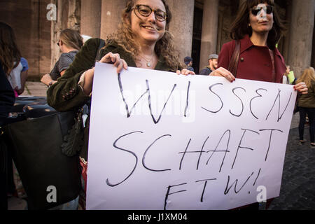 Rom, Italien. 22. April 2017. Hundert Menschen nahmen an der 2017 Earth Day in Rom unter dem Motto "Marsch für die Wissenschaft" gehörte es täglich weltweit, in vielen Städten auf der ganzen Welt statt. Bildnachweis: Andrea Ronchini/Pacific Press/Alamy Live-Nachrichten Stockfoto