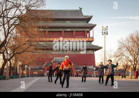 Am frühen Morgen Übungen auf dem Platz in der Nähe von der Drum Tower, Beijing, China. Der Turm ist eine spätere Ming Dynastie Version erbaut 1273. Stockfoto