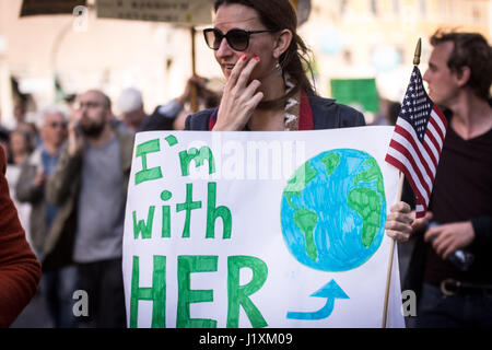 Rom, Italien. 22. April 2017. Hundert Menschen nahmen an der 2017 Earth Day in Rom unter dem Motto "Marsch für die Wissenschaft" gehörte es täglich weltweit, in vielen Städten auf der ganzen Welt statt. Bildnachweis: Andrea Ronchini/Pacific Press/Alamy Live-Nachrichten Stockfoto