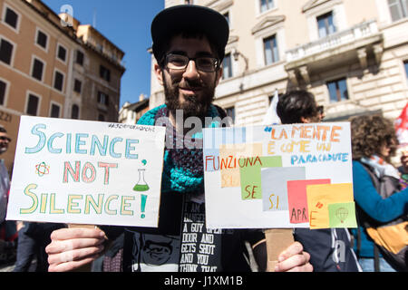 Rom, Italien. 22. April 2017. Hundert Menschen nahmen an der 2017 Earth Day in Rom unter dem Motto "Marsch für die Wissenschaft" gehörte es täglich weltweit, in vielen Städten auf der ganzen Welt statt. Bildnachweis: Andrea Ronchini/Pacific Press/Alamy Live-Nachrichten Stockfoto