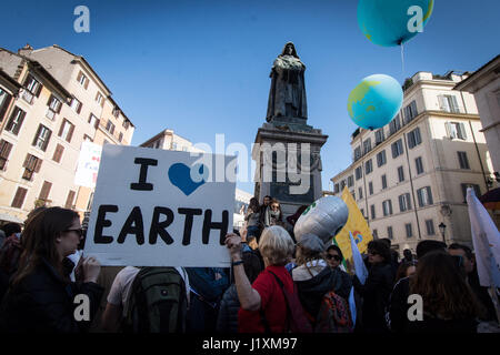 Rom, Italien. 22. April 2017. Hundert Menschen nahmen an der 2017 Earth Day in Rom unter dem Motto "Marsch für die Wissenschaft" gehörte es täglich weltweit, in vielen Städten auf der ganzen Welt statt. Bildnachweis: Andrea Ronchini/Pacific Press/Alamy Live-Nachrichten Stockfoto