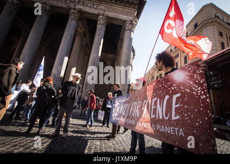 Rom, Italien. 22. April 2017. Hundert Menschen nahmen an der 2017 Earth Day in Rom unter dem Motto "Marsch für die Wissenschaft" gehörte es täglich weltweit, in vielen Städten auf der ganzen Welt statt. Bildnachweis: Andrea Ronchini/Pacific Press/Alamy Live-Nachrichten Stockfoto