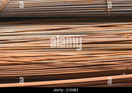 Eisen rostig braunen Balken für Bau in einem Satz Stockfoto