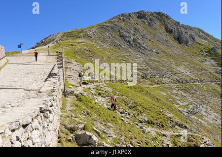 Wanderer, die ihren Weg an die Spitze des Berges aus dem Hefelekar Cable Car Station, Innsbruck, Tirol, Österreich Stockfoto