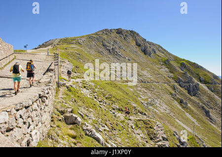 Wanderer, die ihren Weg an die Spitze des Berges aus dem Hefelekar Cable Car Station, Innsbruck, Tirol, Österreich Stockfoto