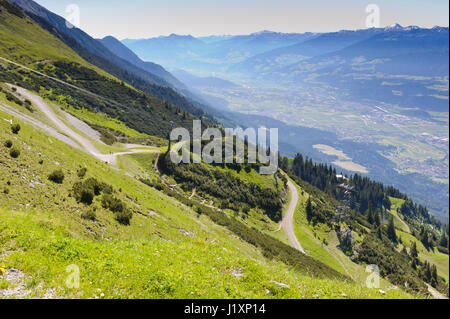 Ein Panorama der Bergkette von der Seegrube Cable Car Station, Innsbruck, Tirol, Österreich Stockfoto