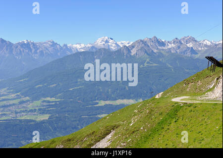 Ein Panorama der Bergkette von der Seegrube Cable Car Station, Innsbruck, Tirol, Österreich Stockfoto