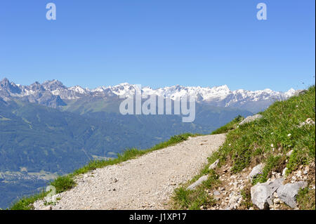 Ein Panorama der Bergkette von der Seegrube Cable Car Station, Innsbruck, Tirol, Österreich Stockfoto