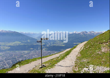 Ein Wanderweg mit einem Panorama von Innsbruck aus der Seegrube Cable Car Station, Innsbruck, Tirol, Österreich Stockfoto