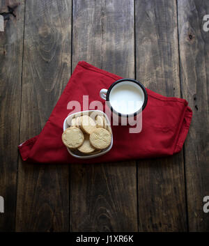 Bio, glutenfrei Zucker Kekse mit Milch, von oben Stockfoto