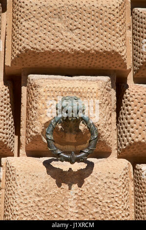 Architektonisches Detail: Löwe mit Ring gemacht von Metall, Alhambra, Granada, Spanien Stockfoto