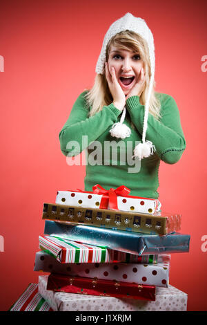 Ein überrascht schönes kaukasische Mädchen viele Geschenke erhalten Stockfoto