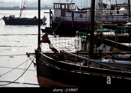 Boote im Hafen in Woodbridge, Suffolk Stockfoto