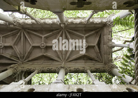 Dach dekoriert Kirche, Detail der Dekoration in Stein gemeißelt Stockfoto