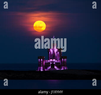 Red Blood Mondaufgang über Tower of Refuge auf Isle of man Tower leuchtet mit lila Schimmer. Stockfoto