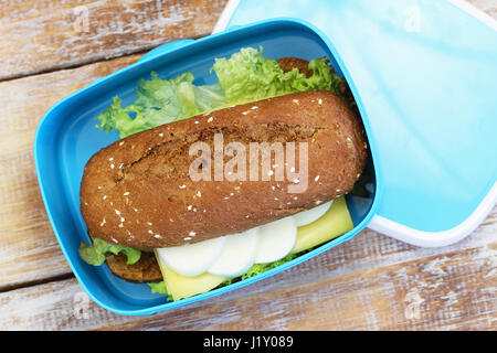 Lunch-Box mit braunen Rollen mit hart gekochten Eiern, Käse und Salat, Nahaufnahme Stockfoto