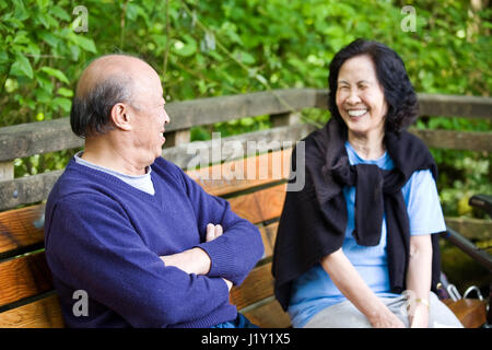 Ein glückliches reife asiatische paar Spaß haben und Lachen im freien Stockfoto
