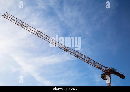 Ein Kran auf einer Baustelle an einem klaren Tag. Stockfoto