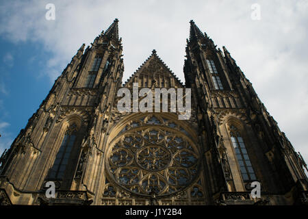 Diese Kathedrale ist ein ausgezeichnetes Beispiel der gotischen Architektur und ist die größte und bedeutendste Kirche in Prag Stockfoto