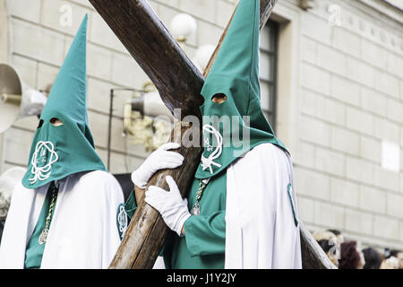 LOGROÑO, LA RIOJA, Spanien - 15 APRIL: Karwoche, religiöse Tradition Prozession mit den Menschen in Trachten, am 15. April 2017 in Logroño, La Rioja Stockfoto