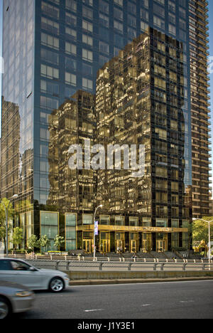 Reflexionen in den Fenstern der Trump World Tower in New York Stockfoto