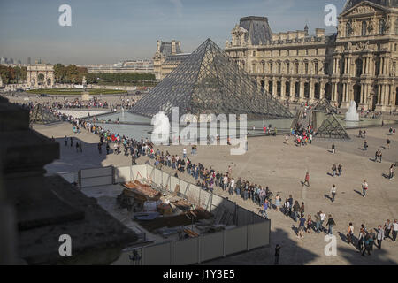 Menschen-Warteschlange Morgen Ticket für den Eintritt in das Louvre Museum kaufen / in Paris Stockfoto