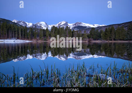 Vor Dämmerung Licht auf die kontinentale Wasserscheide und Sprague Lake befindet sich im Rocky Mountain National Park außerhalb von Estes Park Colorado Stockfoto