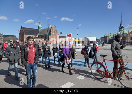 Der Marsch für die Wissenschaft in Kopenhagen kommt in Christiansborg Castle Square nach einem zweistündigen Marsch durch Kopenhagen von Niels Bohr Institut. Stockfoto