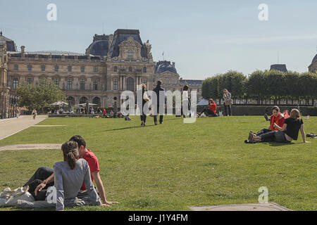 Paare und Freunde ruht auf dem Rasen vor berühmten Louvre-museum Stockfoto