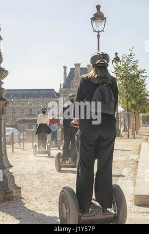 Eine Segway-Tour in Paris in der Nähe des Louvre. Touristen auf dem zurück sightseeing durch Paris auf diesem Motorgerät gesehen. Stockfoto