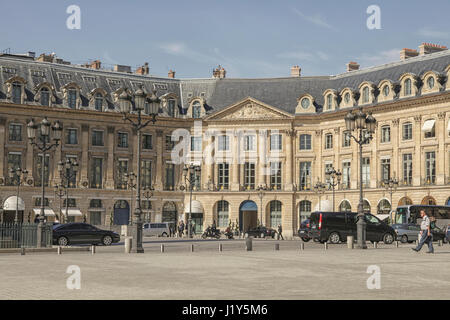 Place Vendôme in Paris ist berühmt für das Hotel Ritz und sehr teure Läden, die Schmuck Stockfoto