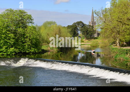 Eine Kirche und ein Wehr in Cahir Castle in Irland Stockfoto