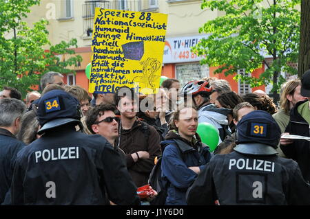 Tausende von linken Aktivisten protestieren Maifeiertag Neonazi-Marsch in Berlin-Prenzlauer Berg Stockfoto
