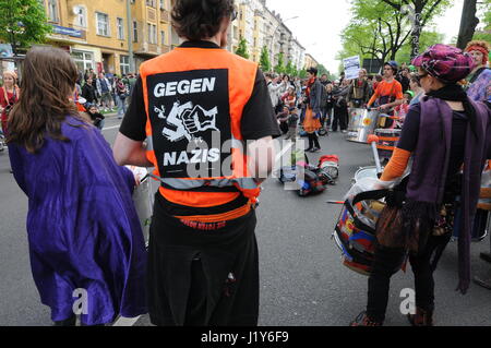 Tausende von linken Aktivisten protestieren Maifeiertag Neonazi-Marsch in Berlin-Prenzlauer Berg Stockfoto