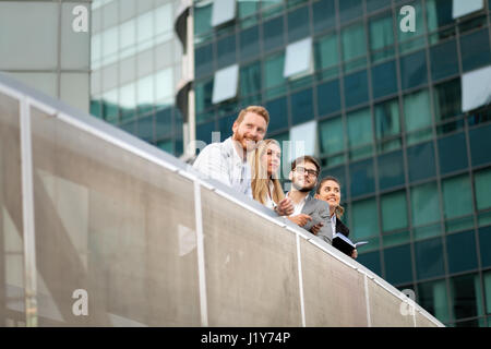 Business Group der Menschen und im Freien beschäftigt Kollegen Stockfoto