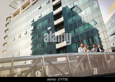 Business-Leute reden und arbeiten im Geschäftsviertel Stockfoto