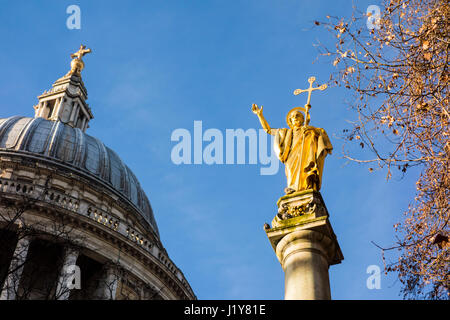 Statue von St. Paul in Saint Paul Kirchhof, London, UK Stockfoto