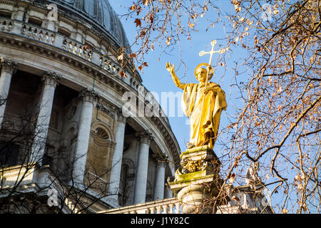 Statue von St. Paul in Saint Paul Kirchhof, London, UK Stockfoto