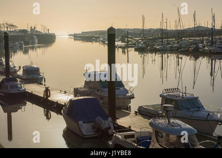 Festgemachten Boote auf dem Fluss Arun in Littlehampton in West Sussex, England. Gegen die untergehende Sonne fotografiert Stockfoto