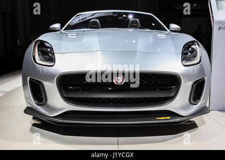 Jaguar F Typ 400 Sport Cabrio auf der New York International Auto Show 2017 im Jacob Javits Center gezeigt. Stockfoto
