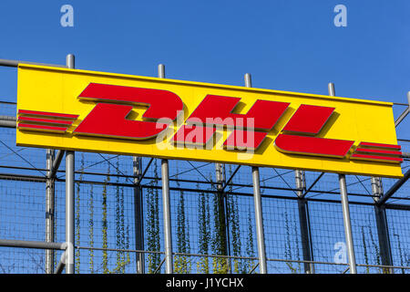 DHL Logo Banner Delivery Service Logo, Tschechische Republik Stockfoto