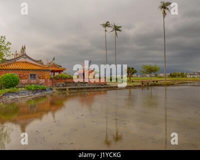 Yilan, Taiwan - 13. Oktober 2016: Kleine Taoist Temple für Schüler zwischen den Aufstieg-Feldern in Yilan Stockfoto