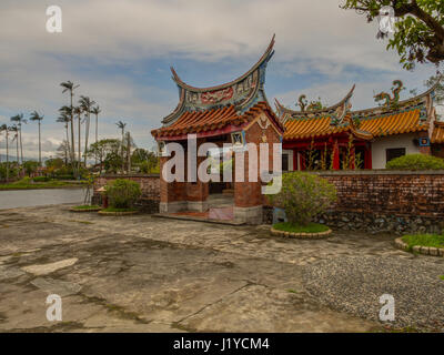 Yilan, Taiwan - 13. Oktober 2016: Kleine Taoist Temple für Schüler zwischen den Aufstieg-Feldern in Yilan Stockfoto